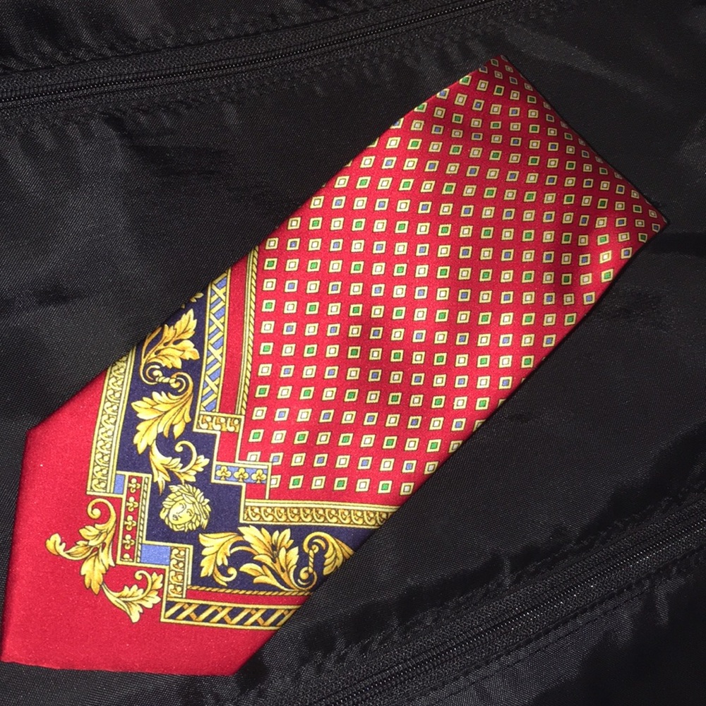 Gianni Versace 100%Silk cravat   Made in Italy.